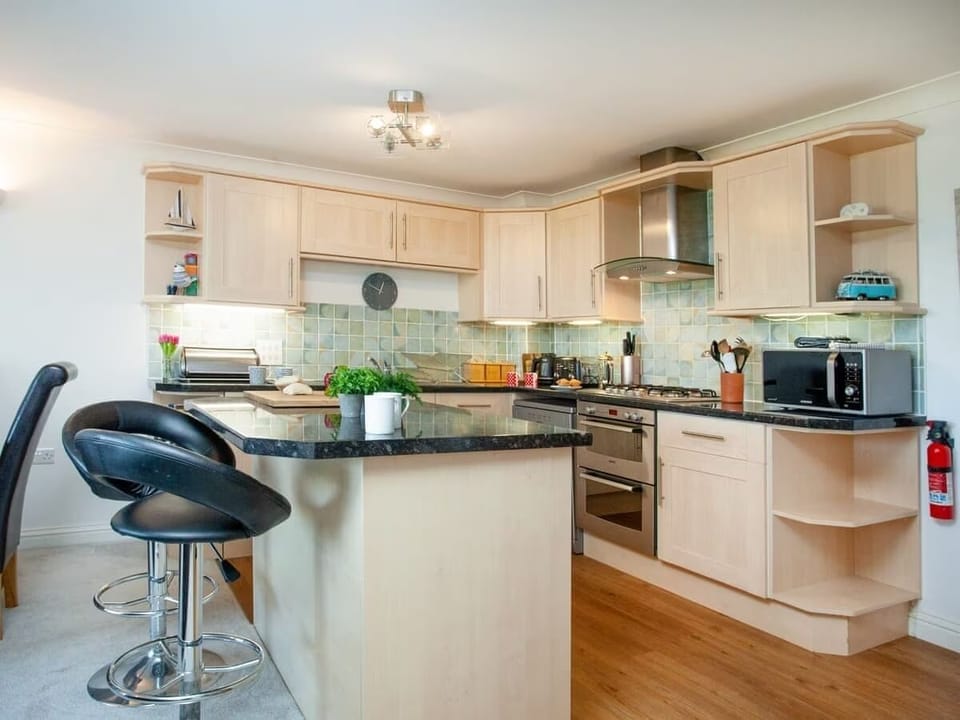 Island & kitchen area