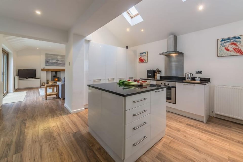 Ground floor: Contemporary Kitchen with island