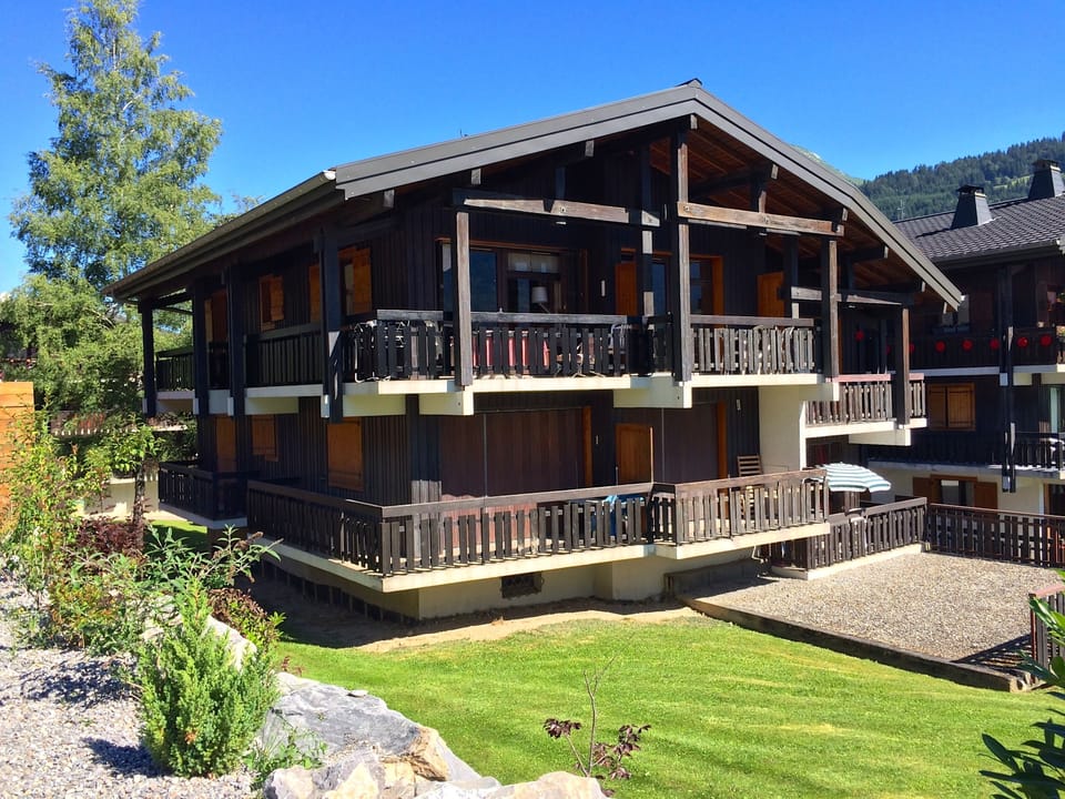 Wrap around balcony with sunny aspect.  Ideal for enjoying the stunning views!