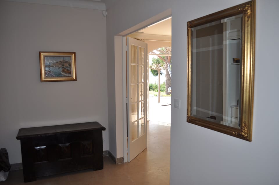 Hallway, looking towards the salon