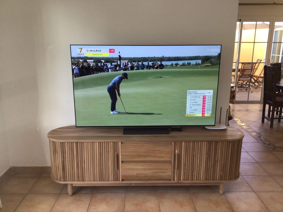 Wide Screen TV With UK Sky & Netflix