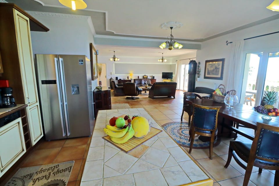 St Nicholas Beach House ,Kitchen  dinning area and living room