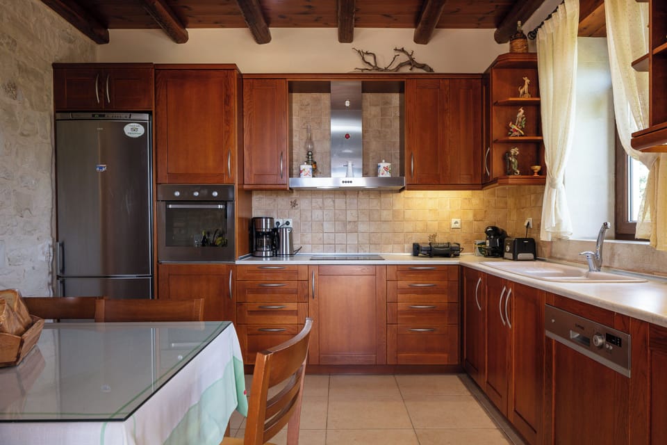 Fully Equipped Kitchen with Direct Access to Outdoor Dining Under a Pergola!