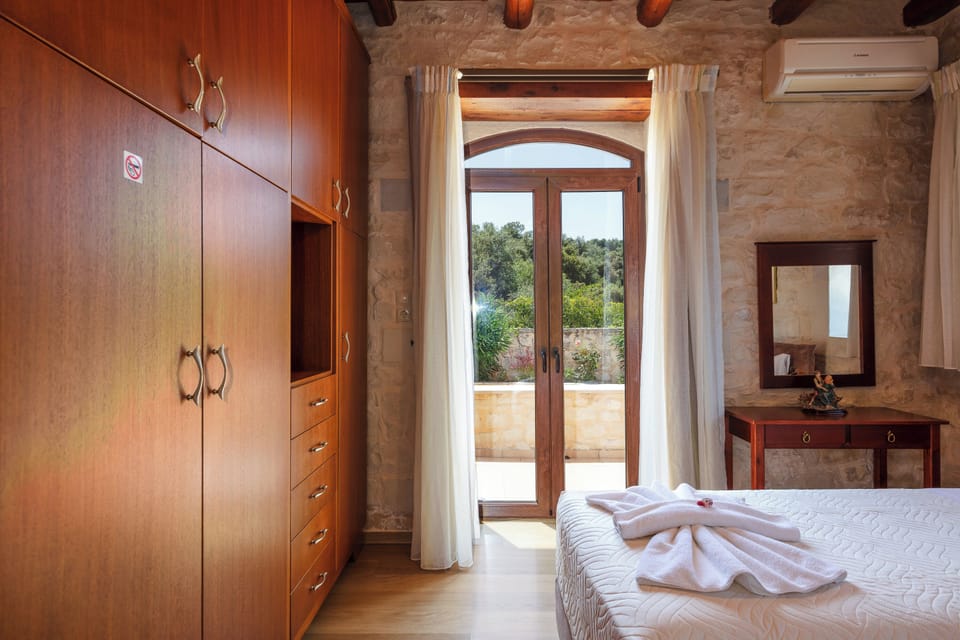 Ground Floor Bedroom with Two Single Beds & Private Balcony & Closet.