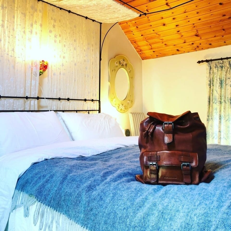 drop your bags and relax ! 4 poster kingsize in master bedroom