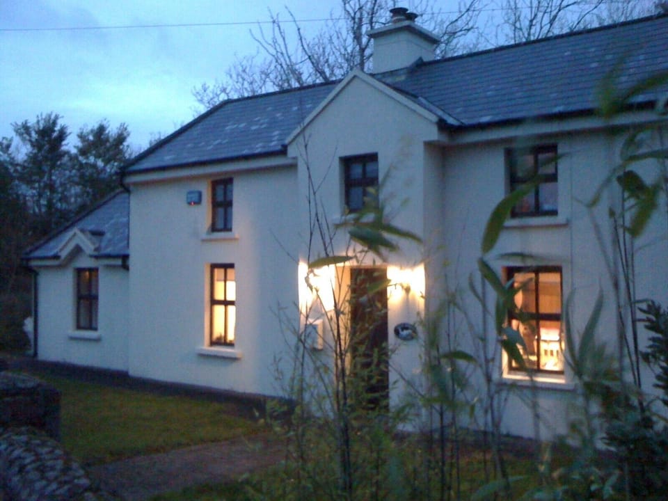 perfect cosy peaceful escape to the country, close to variety of sandy beaches