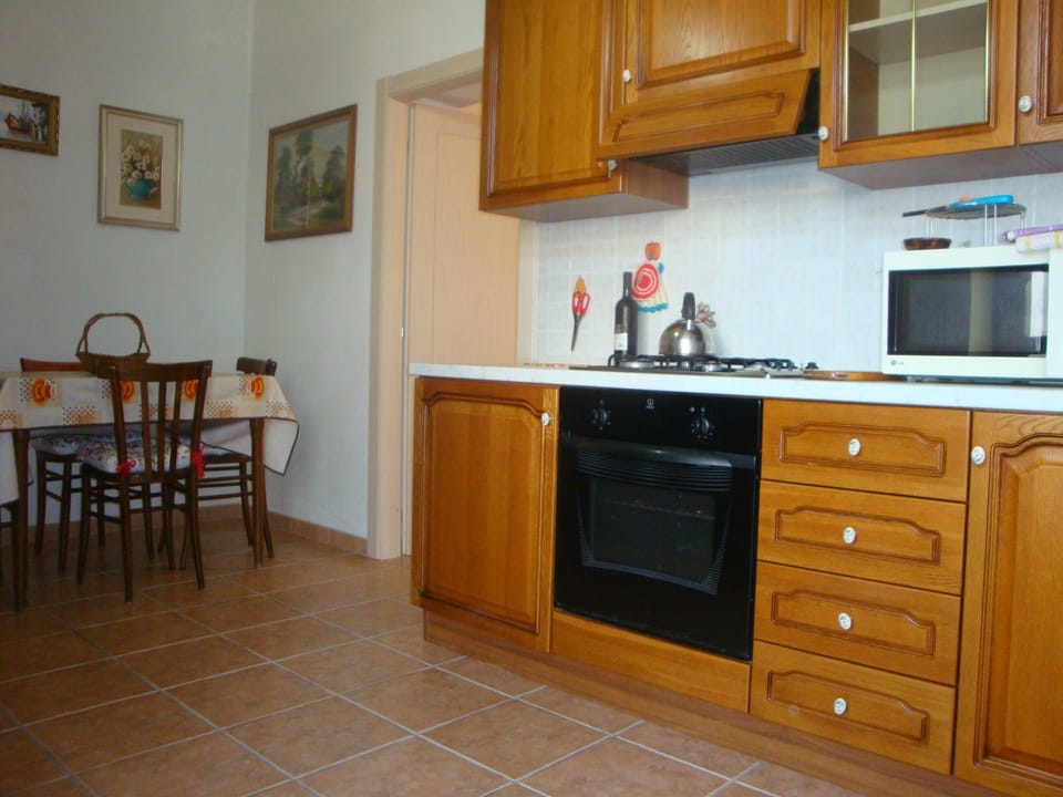 Kitchen and living room overlooking the garden. 