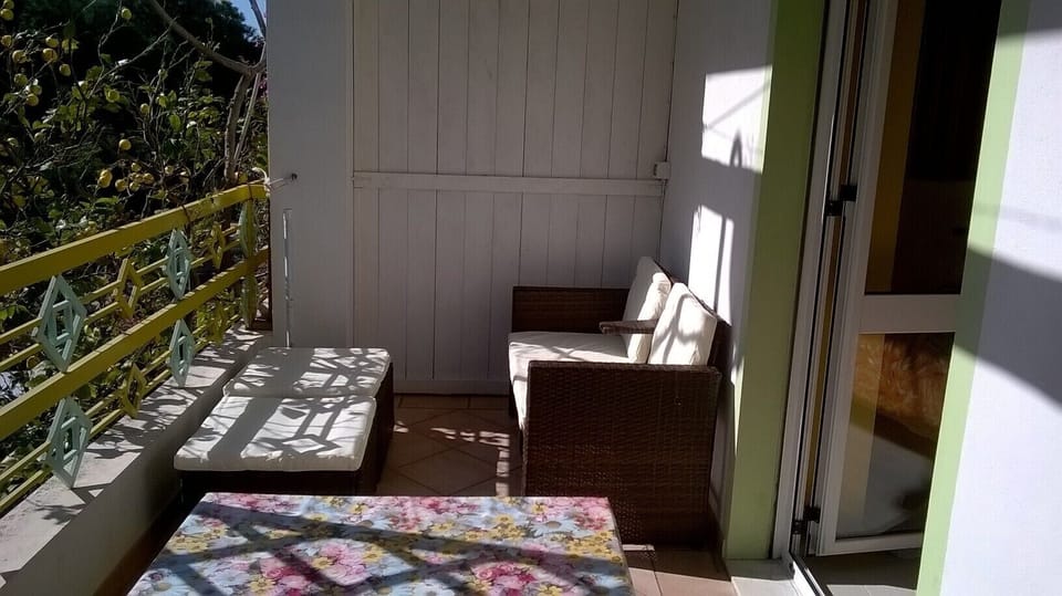 Well furnished bright balcony also with sofà and foot-rest; and some good views.