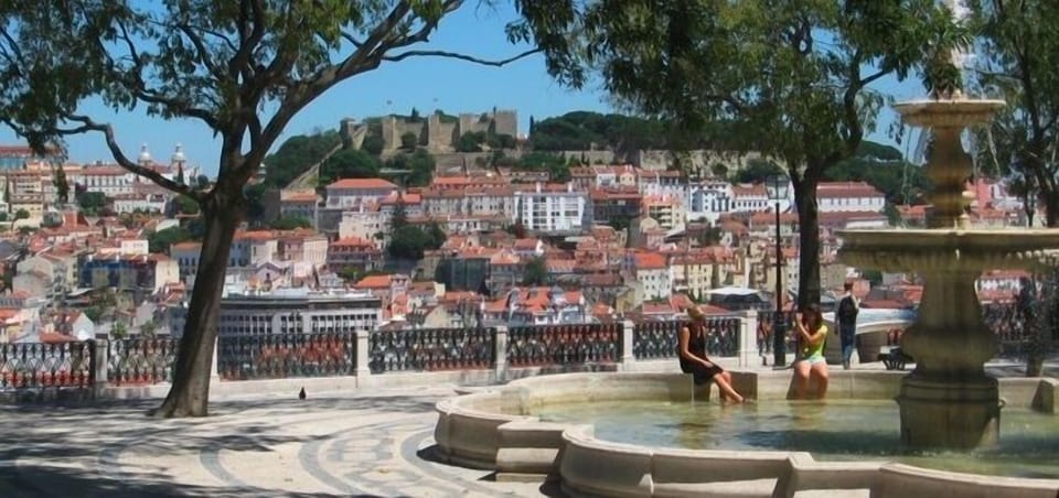 Miradouro de São Pedro de Alcântara - It is about 2.5 km from the apartment.