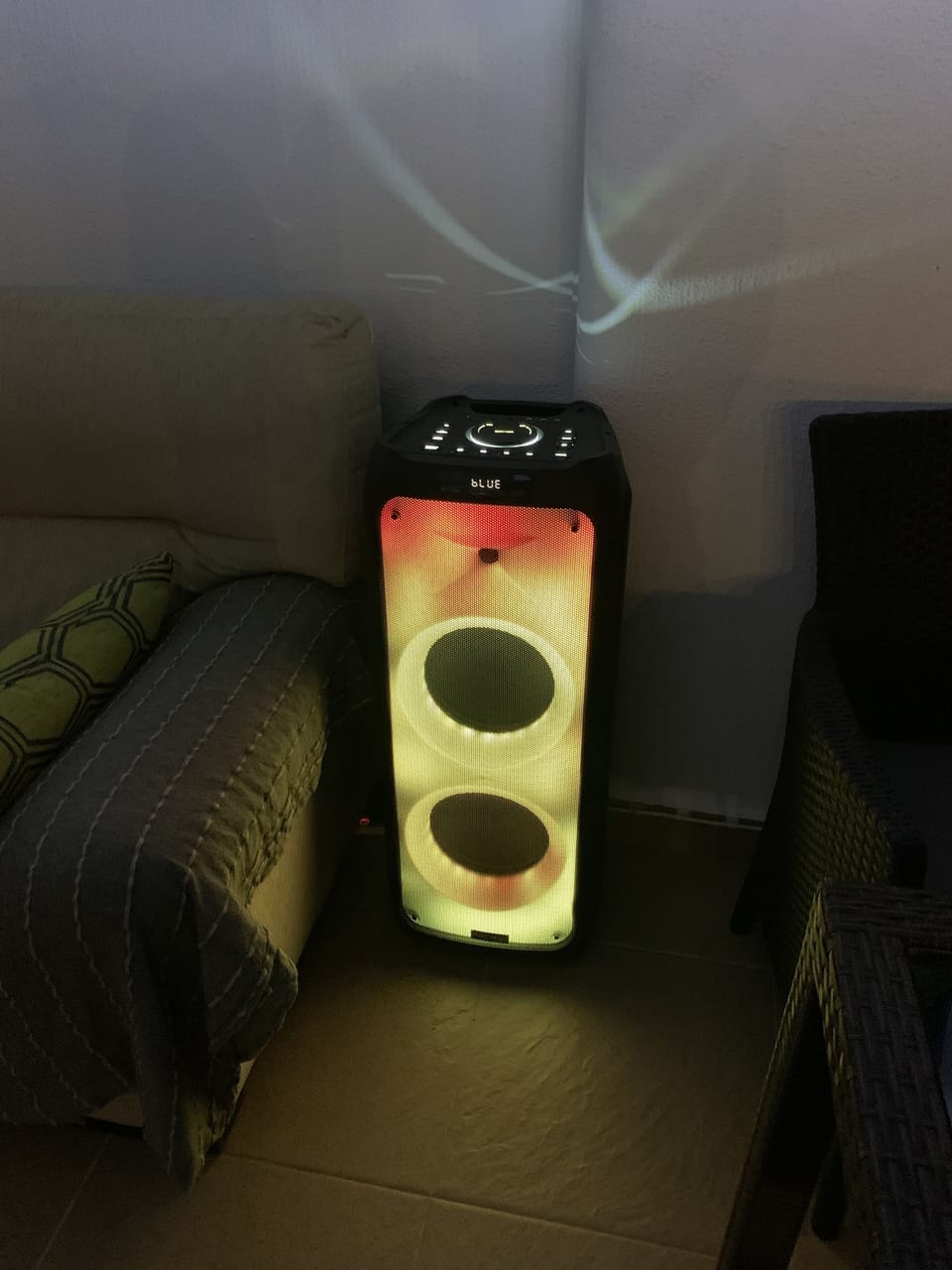 Music anyone! Bluetooth 800watt speaker, party feature lights!Enjoy your tunes! 
