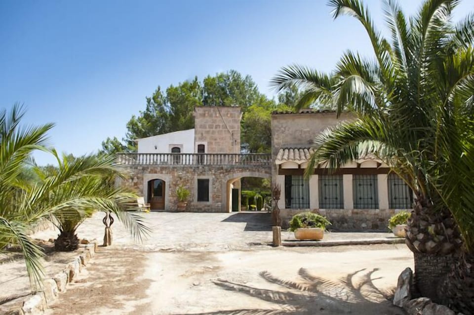 Entrance to the property