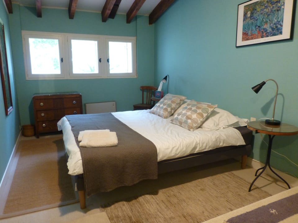 bedroom with queen bed