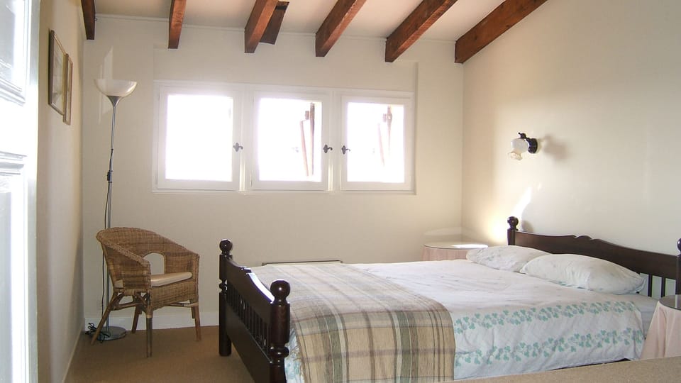 bedroom with queen bed