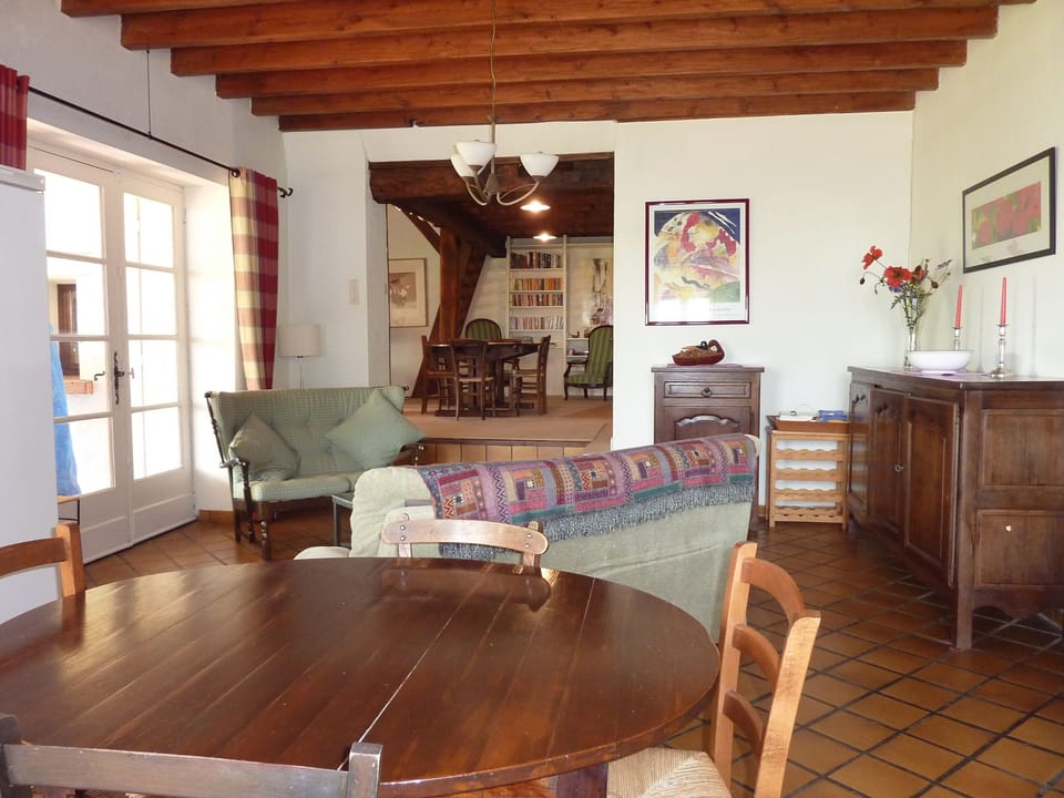 kitchen to dining/lounge area
