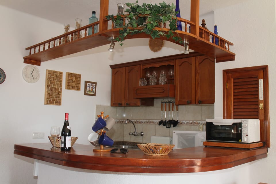 Kitchen and breakfast bar