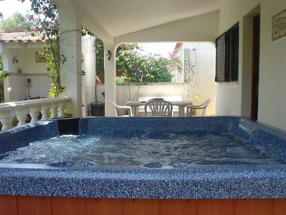 Outdoor spa tub