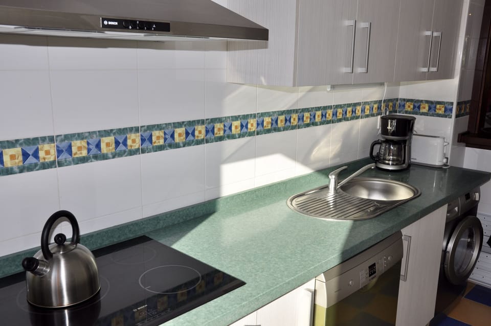 Kitchen with dishwasher and washing machine
