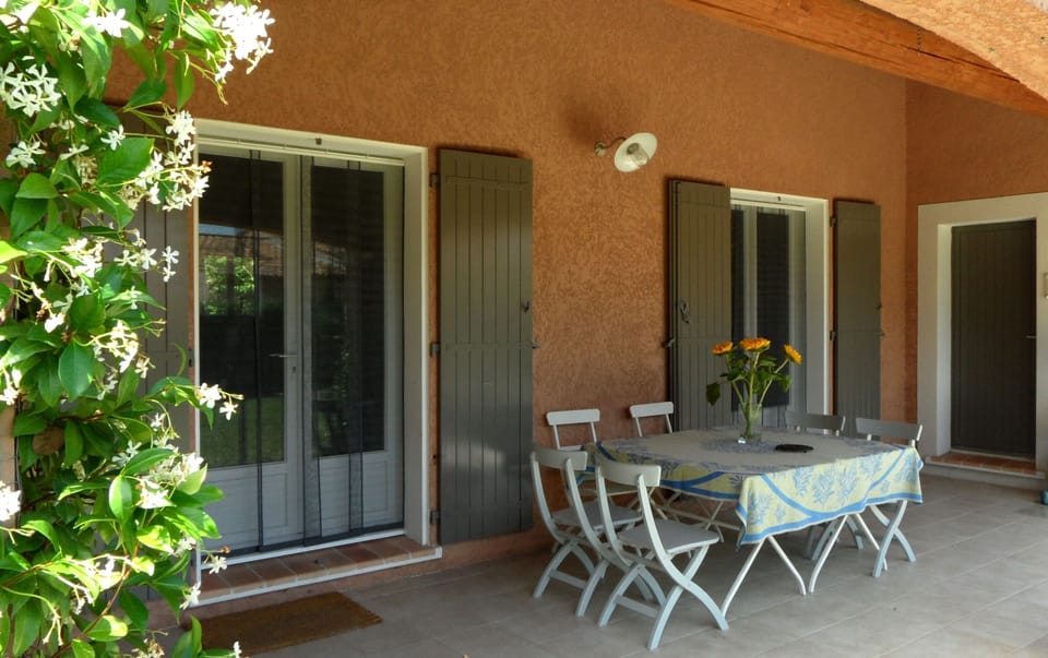 Front terrace with outside dining table. Insect screens on doors and windows.