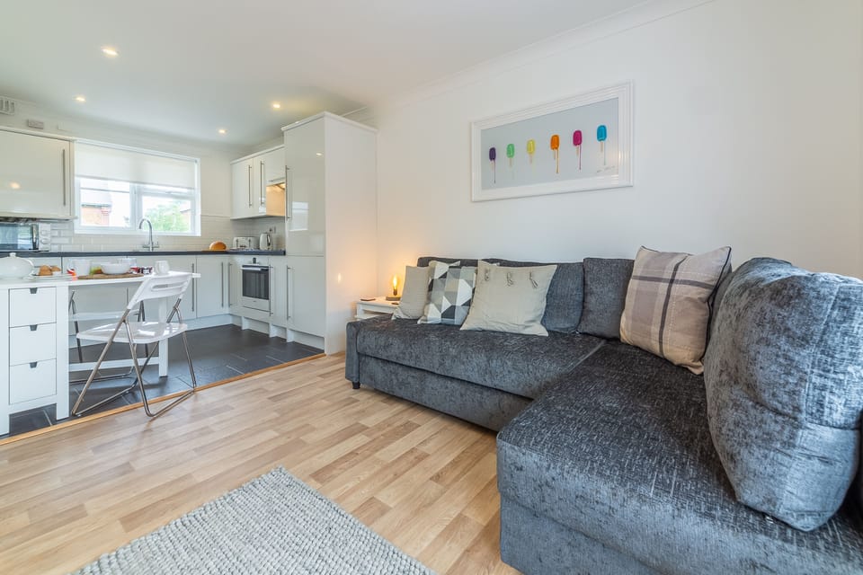 Pebblesden, Hunstanton: Sitting room with comfortable seating