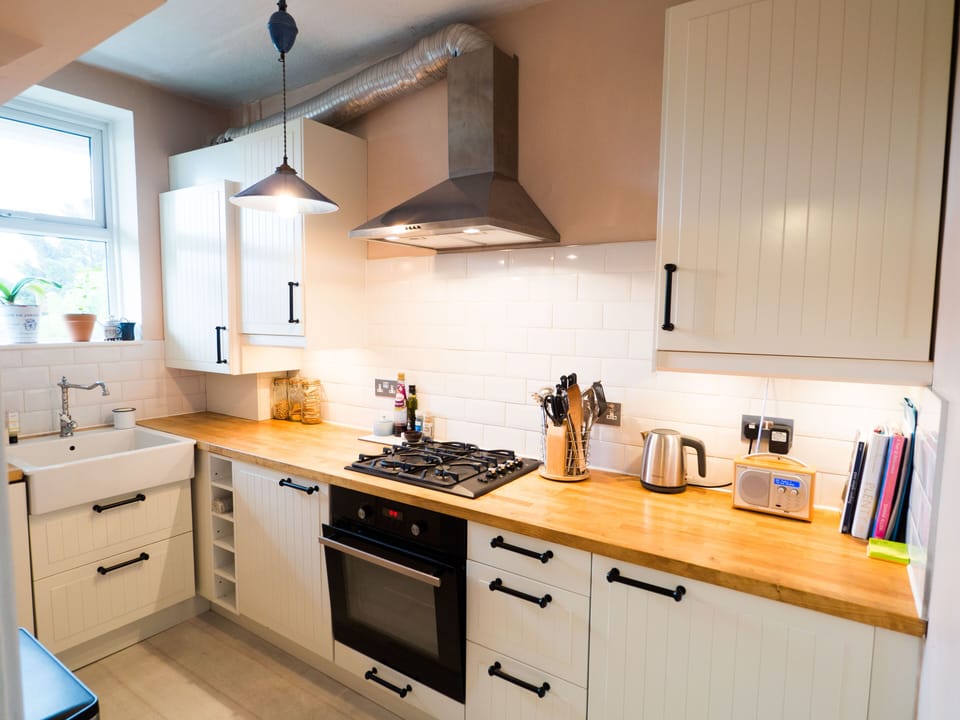 Oven, gas hob, washing machine (no dryer), dishwasher.
