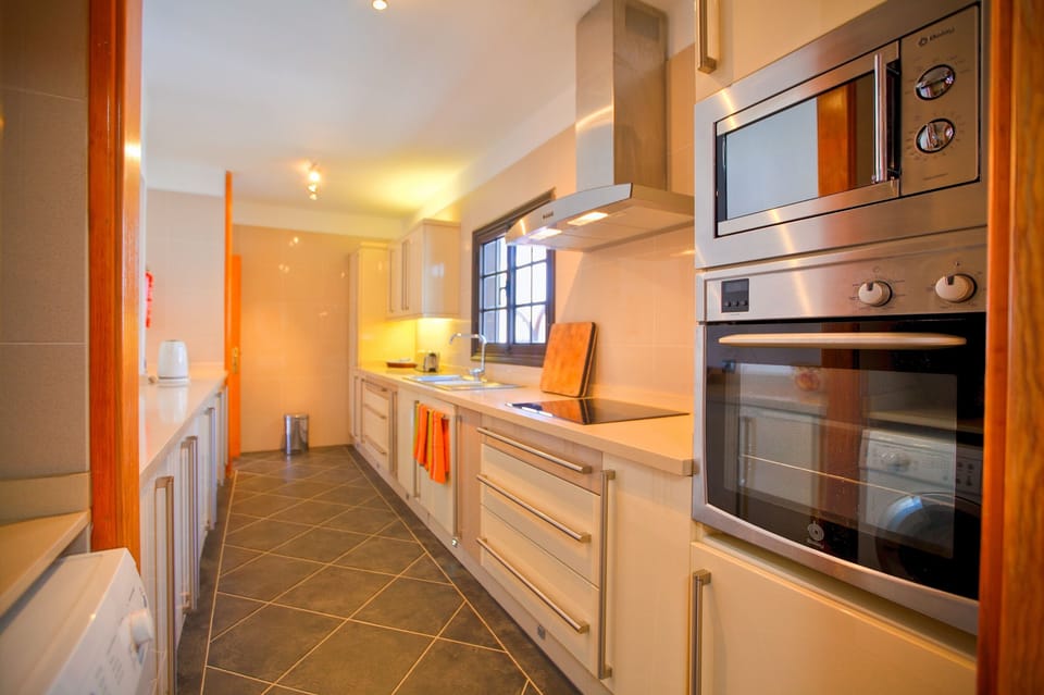 Ultra Modern, Beautiful Kitchen, Fully Equipped