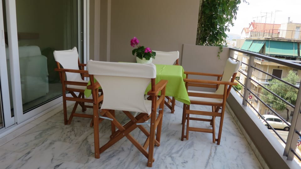 front balcony/ outdoor dining