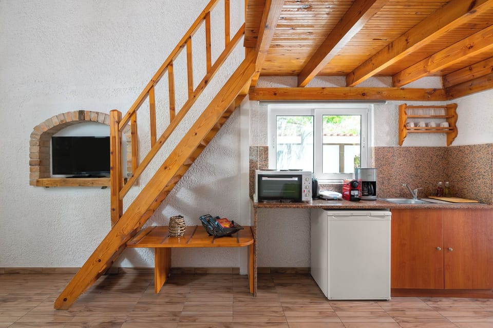 kitchenette, mini oven,fridge kettle,filter+espresso machine,toaster,cuttlery
