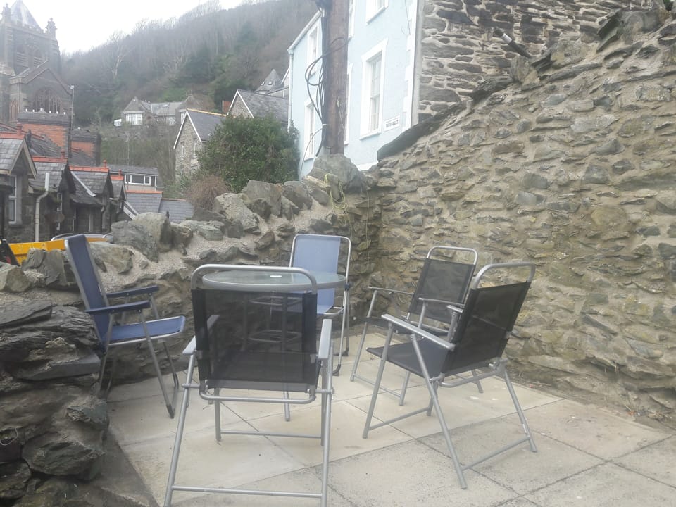 View of side of house showin rear annexe and gate to patio area (and back door)