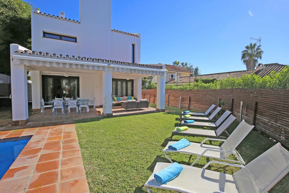 Spectacular Private Garden with Swimming Pool and Terrace