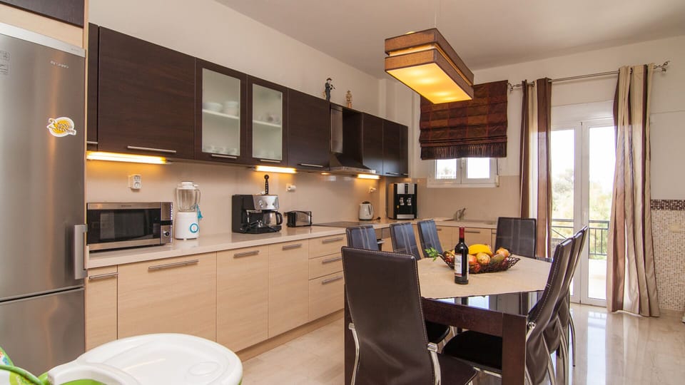 Fully equipped kitchen and dining area