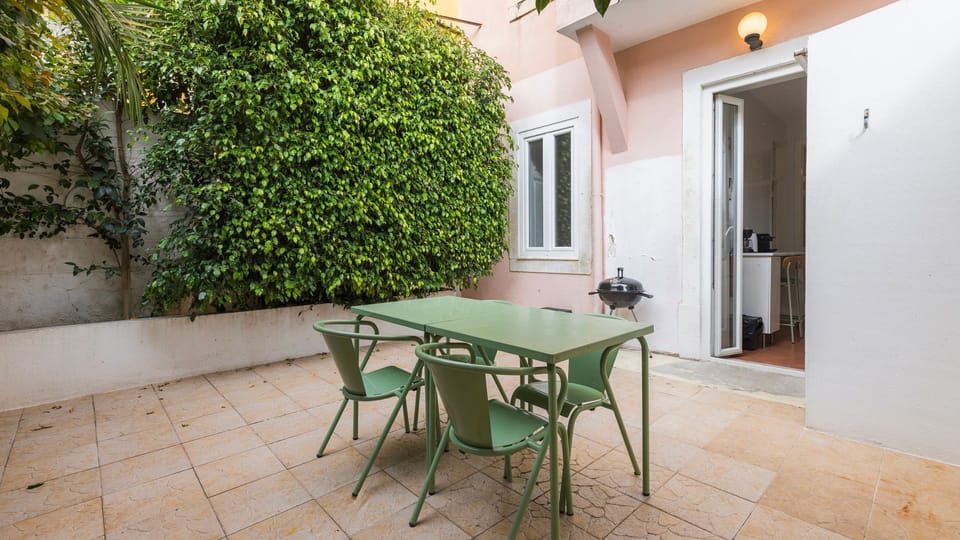 A charming patio surrounded by greenery, ideal for al fresco dining and moments of relaxation. #patio #apartment #lisbon #outdoor