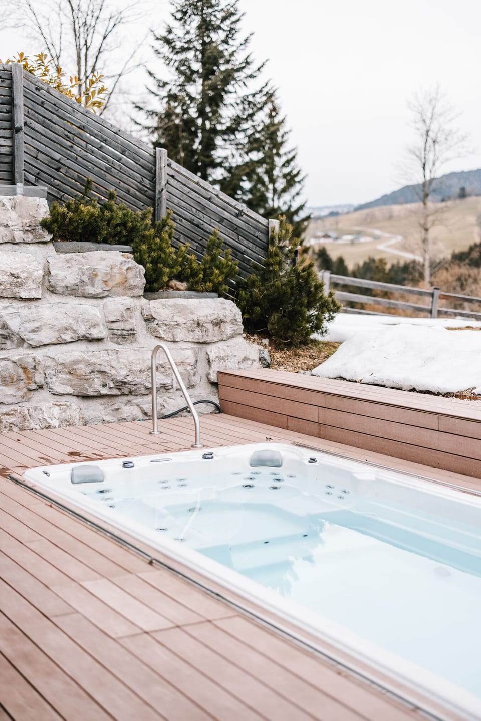 Outdoor spa tub