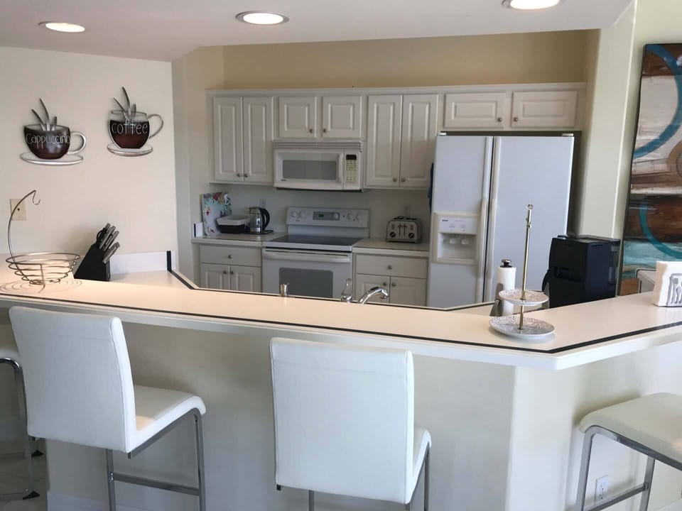 Ktichen with Breakfast Bar