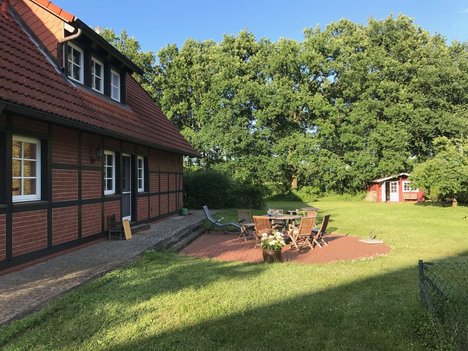 Large terrace to the south and 1400m2 garden.