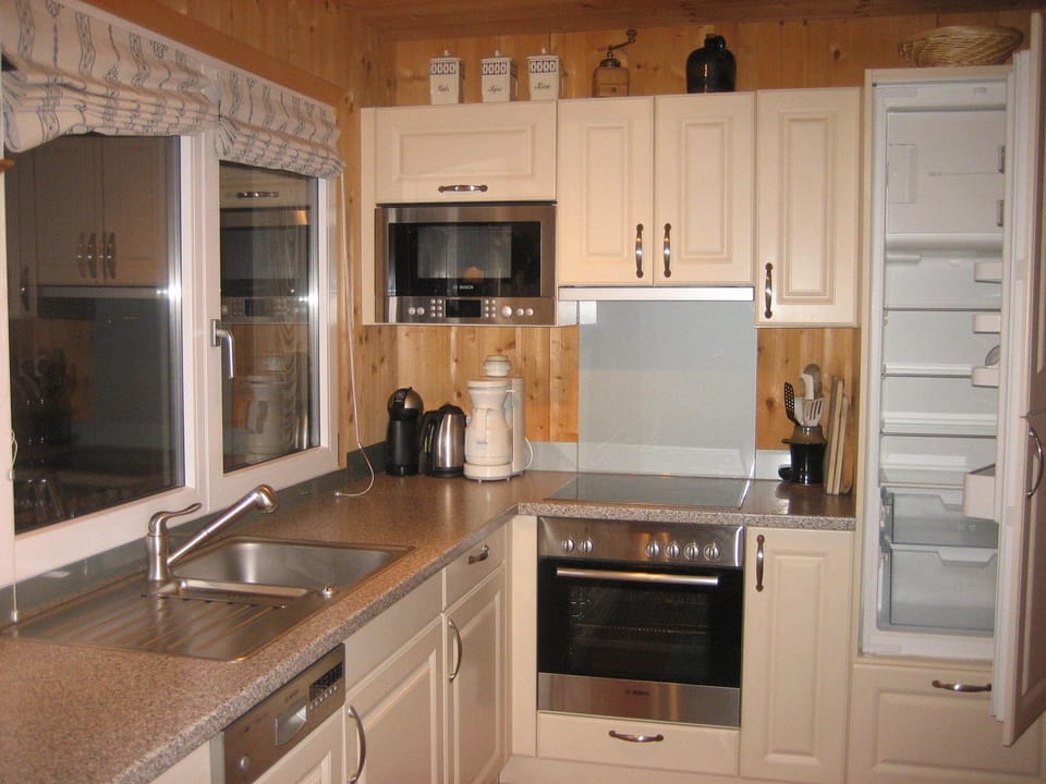 Modern appliances, beautiful dinnerware and a big fridge - cooking is fun here!