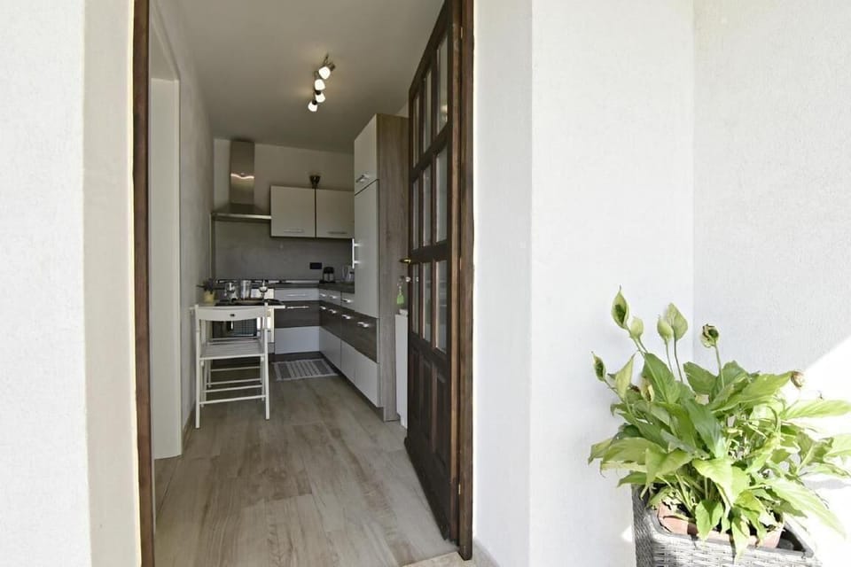 From the furnished terrace the entrance to the kitchen