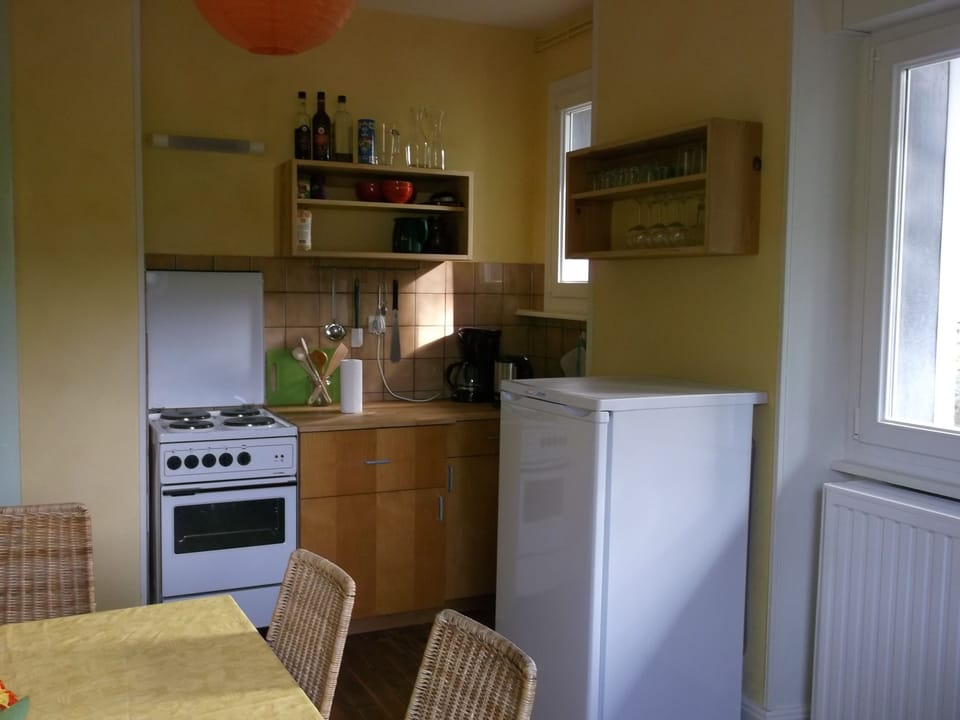 Kitchen, kitchen-row and fridge