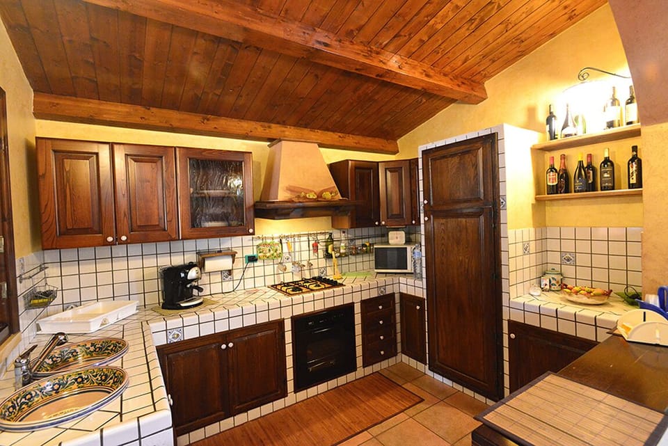 Well equipped kitchen which offers also electric oven and microwave.
