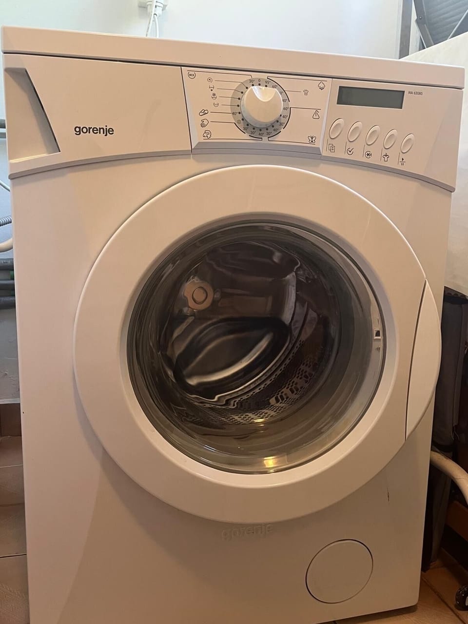 Waschmaschine im Haushaltsraum