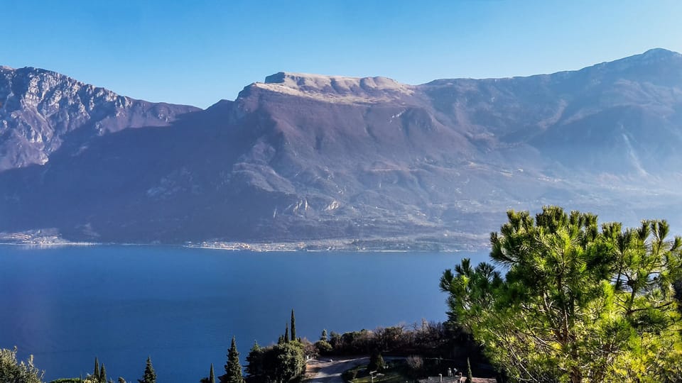 Bungalow for exclusive use with unobstructed lake view and shared use of the pool    House in Tremosine