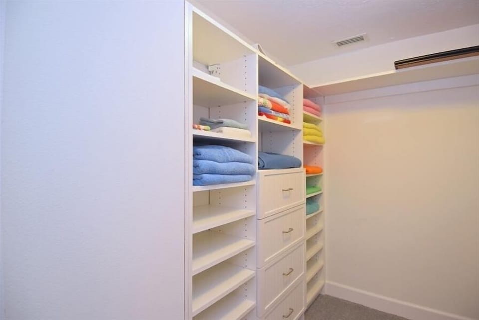 walkin-in closet in primary bdrm