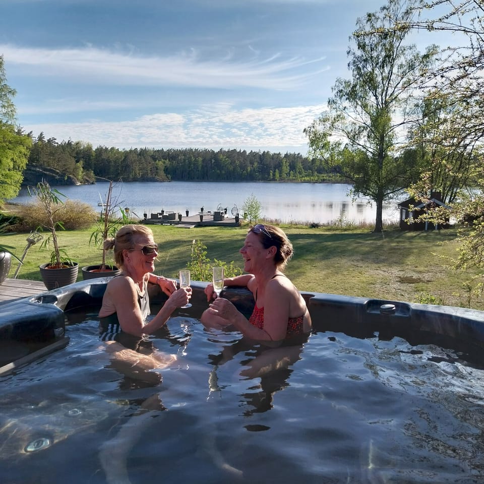 Outdoor spa tub