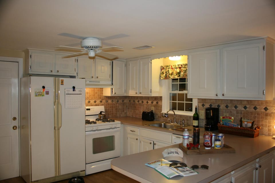 Complete Kitchen with counter that seats 4