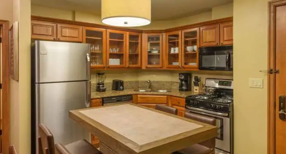 Full Kitchen, appliances may be in different locations 