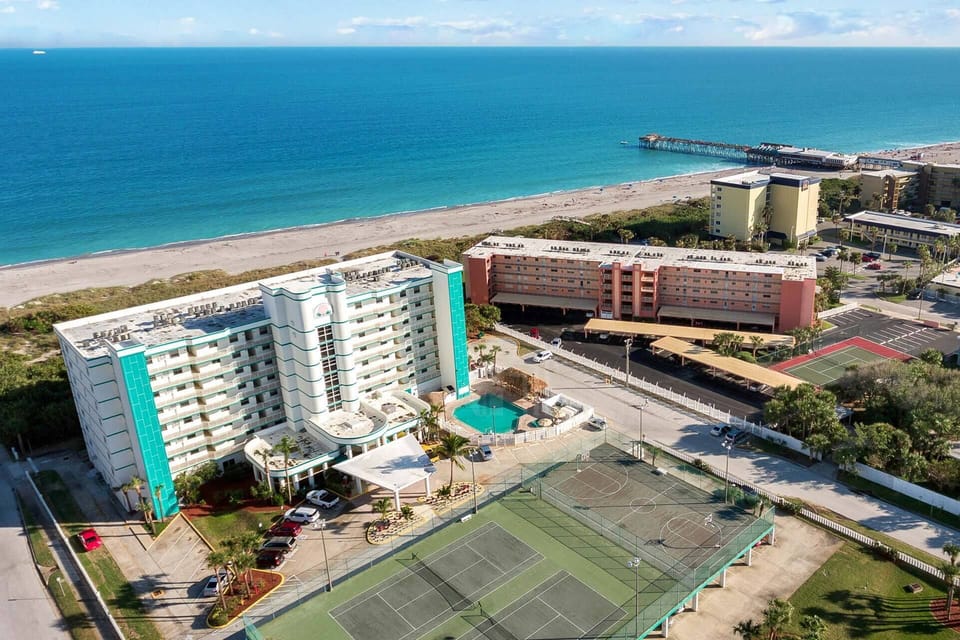 Bird's-eye view of resort and grounds