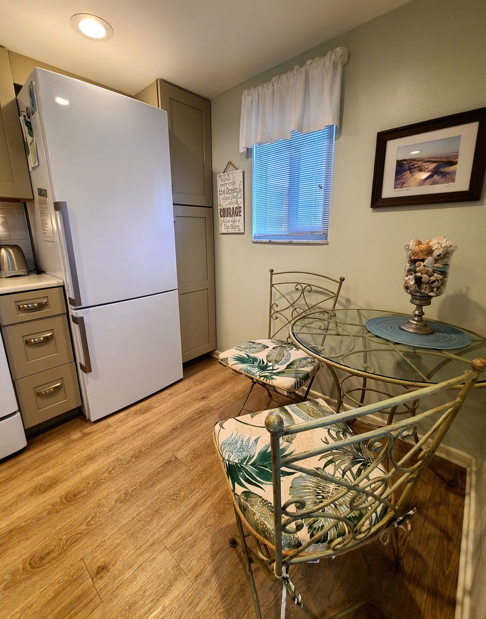 Another small dining area
