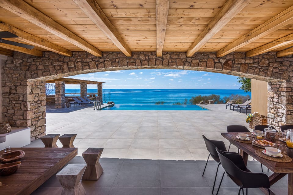 Welcome to Beach House Arvi!