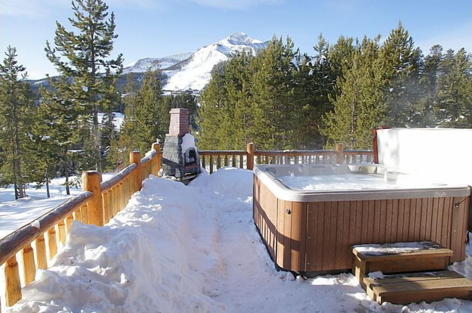 Hot Tub & Outdoor Fireplace