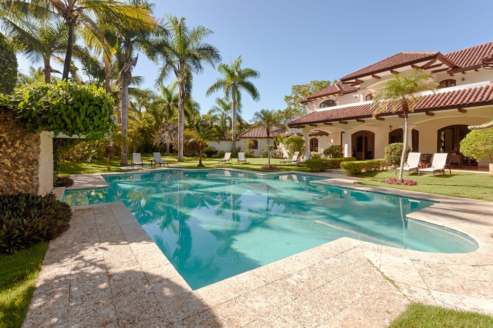 Villa Mediterrania poolside