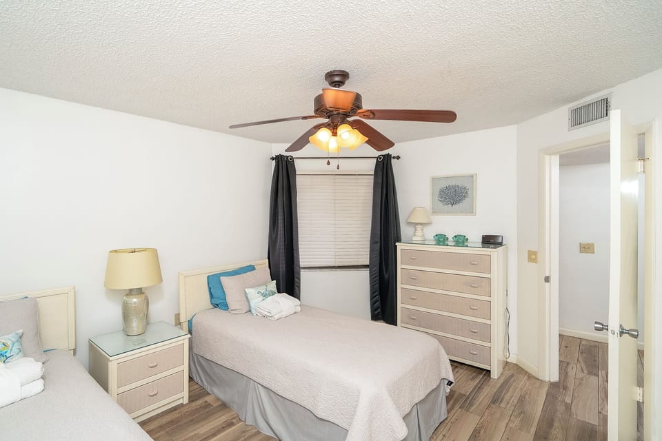 Bedroom #2 with 2 twin beds